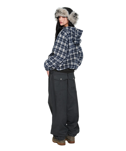 AAKAM（アーカム）の「Knee Pin-Tuck Side Button Pants (Dark Gray)（その他パンツ・レディース・その他・1/2）」の8枚目の写真