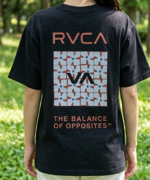 RVCA(ルーカ)の「【RVCA/ルーカ】 DAISY VA BOX LOGO LOOSE FIT SS TEE/半袖 バックプリント ロゴTシャツ(Tシャツ/カットソー・レディース・ブラック/ホワイト・MEDIUM/SMALL)」の2枚目の写真