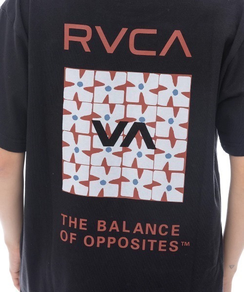 RVCA(ルーカ)の「【RVCA/ルーカ】 DAISY VA BOX LOGO LOOSE FIT SS TEE/半袖 バックプリント ロゴTシャツ(Tシャツ/カットソー・レディース・ブラック/ホワイト・MEDIUM/SMALL)」の3枚目の写真