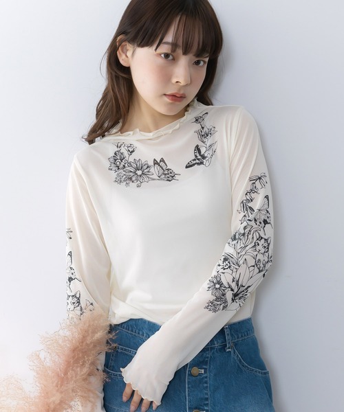 ScoLar(スカラー)の「161607:アンティーク風花蝶プリント ソフトチュールインナー(Tシャツ/カットソー・レディース・アイボリー/ブラック・M)」の2枚目の写真