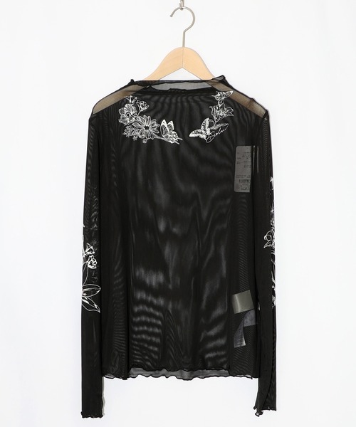 ScoLar(スカラー)の「161607:アンティーク風花蝶プリント ソフトチュールインナー(Tシャツ/カットソー・レディース・アイボリー/ブラック・M)」の1枚目の写真