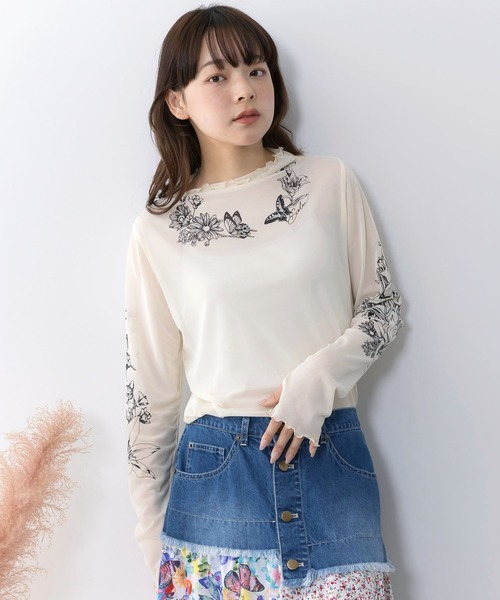 ScoLar(スカラー)の「161607:アンティーク風花蝶プリント ソフトチュールインナー(Tシャツ/カットソー・レディース・アイボリー/ブラック・M)」の3枚目の写真