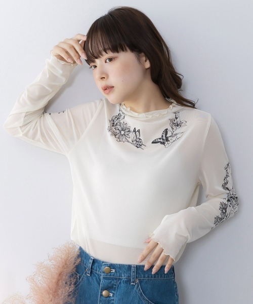 ScoLar(スカラー)の「161607:アンティーク風花蝶プリント ソフトチュールインナー(Tシャツ/カットソー・レディース・アイボリー/ブラック・M)」の4枚目の写真