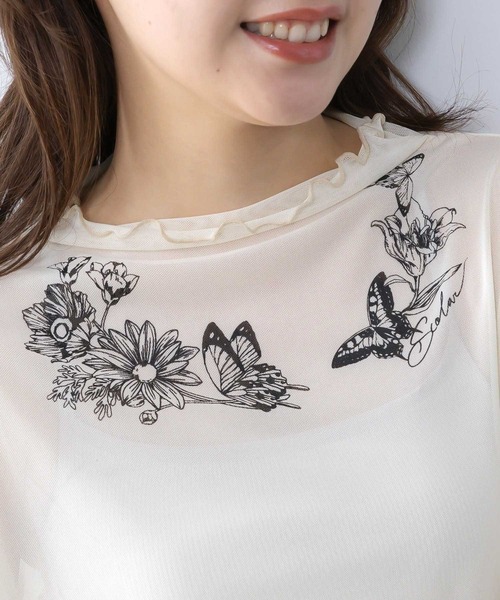 ScoLar(スカラー)の「161607:アンティーク風花蝶プリント ソフトチュールインナー(Tシャツ/カットソー・レディース・アイボリー/ブラック・M)」の5枚目の写真