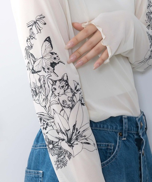 ScoLar(スカラー)の「161607:アンティーク風花蝶プリント ソフトチュールインナー(Tシャツ/カットソー・レディース・アイボリー/ブラック・M)」の6枚目の写真