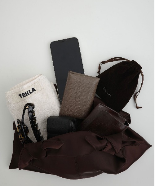 anuans（アニュアンス）の「ノットサテンバッグ（ハンドバッグ・レディース・ブラウン/ホワイト/ブラック・FREE）」の3枚目の写真