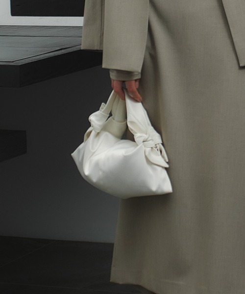 anuans（アニュアンス）の「ノットサテンバッグ（ハンドバッグ・レディース・ブラウン/ホワイト/ブラック・FREE）」の2枚目の写真