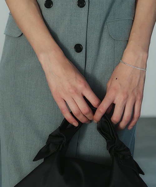 anuans（アニュアンス）の「ノットサテンバッグ（ハンドバッグ・レディース・ブラウン/ホワイト/ブラック・FREE）」の9枚目の写真