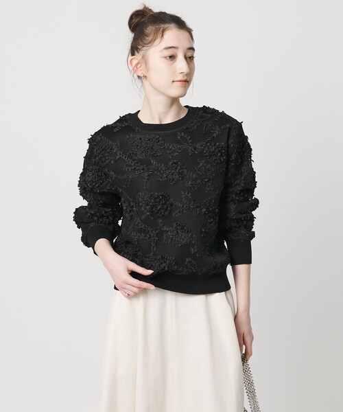 UNITED ARROWS（ユナイテッドアローズ）の「エンブロイダリーフラワー メッシュ ニット（ニット/セーター・レディース・ブラック/オフホワイト・FREE）」の2枚目の写真