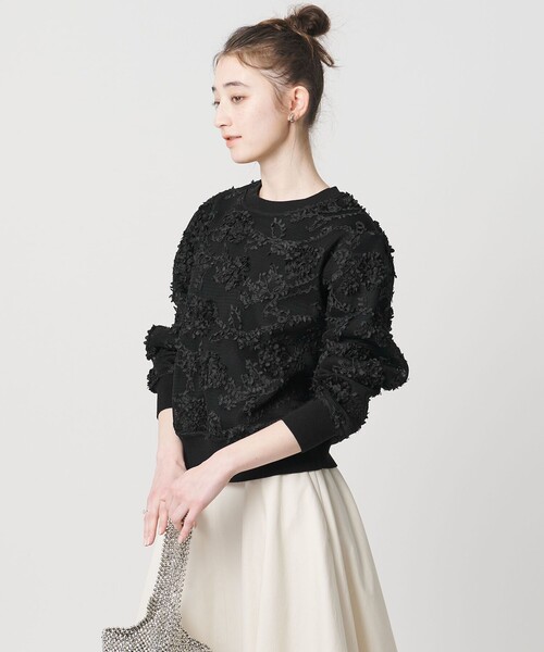 UNITED ARROWS（ユナイテッドアローズ）の「エンブロイダリーフラワー メッシュ ニット（ニット/セーター・レディース・ブラック/オフホワイト・FREE）」の3枚目の写真