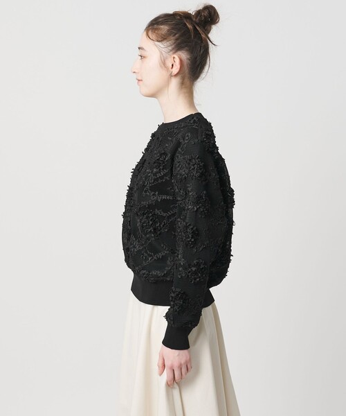 UNITED ARROWS（ユナイテッドアローズ）の「エンブロイダリーフラワー メッシュ ニット（ニット/セーター・レディース・ブラック/オフホワイト・FREE）」の8枚目の写真