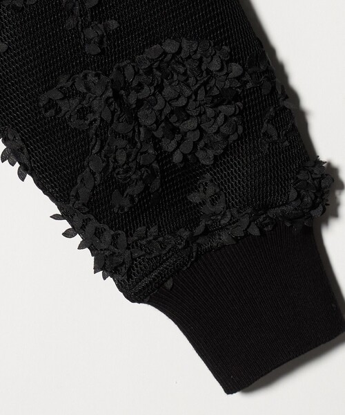 UNITED ARROWS（ユナイテッドアローズ）の「エンブロイダリーフラワー メッシュ ニット（ニット/セーター・レディース・ブラック/オフホワイト・FREE）」の13枚目の写真