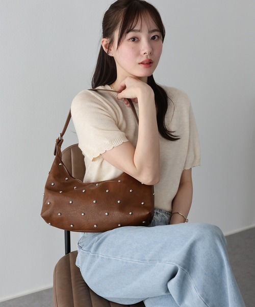 BLUEEAST（ブルーイースト）の「スタッズラウンドショルダーバッグ（ショルダーバッグ・レディース・ホワイト/ブラック/キャメル・FREE）」の3枚目の写真