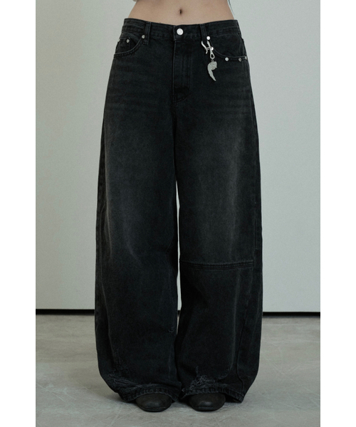 ETRE AU SOMMET(エトレオソメ)の「Hem Damage Keyring Wide Denim Pants (Black)(デニムパンツ・レディース・その他・1/2)」の1枚目の写真