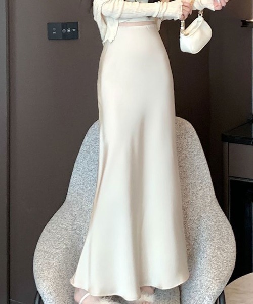 SallyLunn(サリーラン)の「ナチュラルフレア サテンロングスカート(スカート・レディース・アイボリー/ブラック・MEDIUM/LARGE)」の4枚目の写真