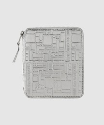 Wallet COMME des GARCONS（ウォレットコム デギャルソン）の「【EMBOSSED LOGOTYPE】ZIP WALLET（財布）」