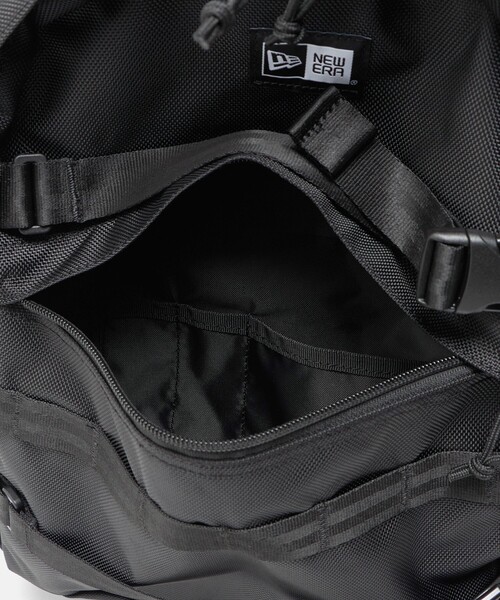 NEW ERA(ニューエラ)の「<NEW ERA>キャリアパック リュック(バックパック/リュック・メンズ・ブラック・FREE)」の3枚目の写真