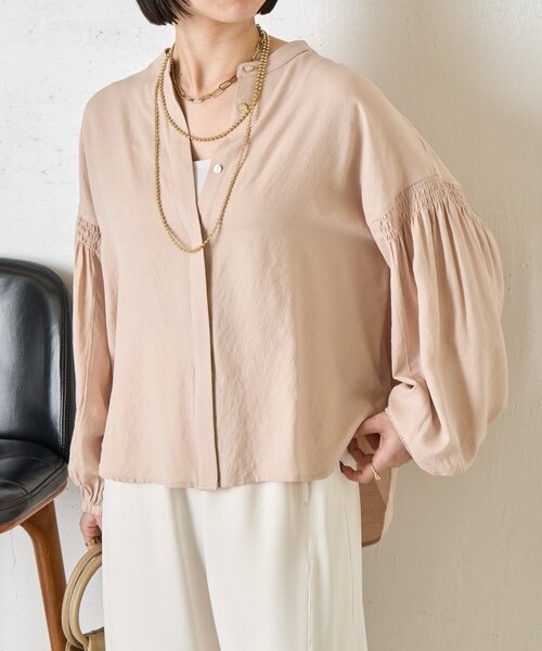 Jena espace merveilleux(ジェナ エスパスメルヴェイユ)の「袖シャーリングクルーブラウス(シャツ/ブラウス・レディース・ブラック/オフホワイト/ベージュ・FREE)」の1枚目の写真