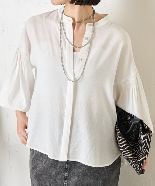 Jena espace merveilleux(ジェナ エスパスメルヴェイユ)の「袖シャーリングクルーブラウス(シャツ/ブラウス・レディース・ブラック/オフホワイト/ベージュ・FREE)」の2枚目の写真