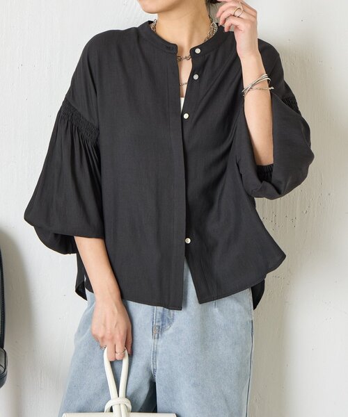 Jena espace merveilleux(ジェナ エスパスメルヴェイユ)の「袖シャーリングクルーブラウス(シャツ/ブラウス・レディース・ブラック/オフホワイト/ベージュ・FREE)」の3枚目の写真