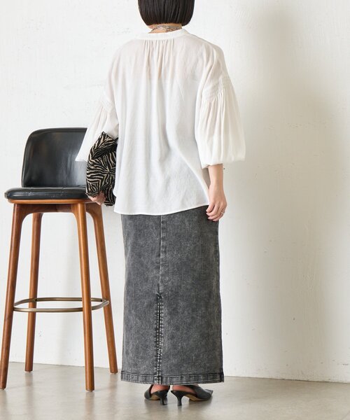 Jena espace merveilleux(ジェナ エスパスメルヴェイユ)の「袖シャーリングクルーブラウス(シャツ/ブラウス・レディース・ブラック/オフホワイト/ベージュ・FREE)」の15枚目の写真