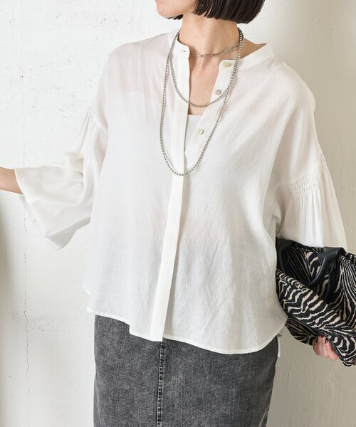 Jena espace merveilleux(ジェナ エスパスメルヴェイユ)の「袖シャーリングクルーブラウス(シャツ/ブラウス・レディース・ブラック/オフホワイト/ベージュ・FREE)」の17枚目の写真