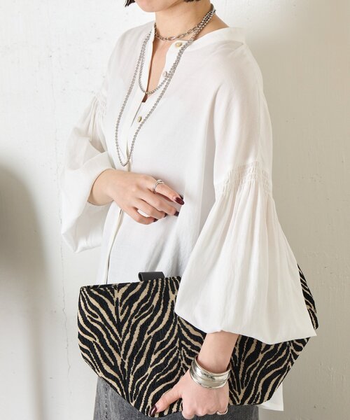 Jena espace merveilleux(ジェナ エスパスメルヴェイユ)の「袖シャーリングクルーブラウス(シャツ/ブラウス・レディース・ブラック/オフホワイト/ベージュ・FREE)」の19枚目の写真