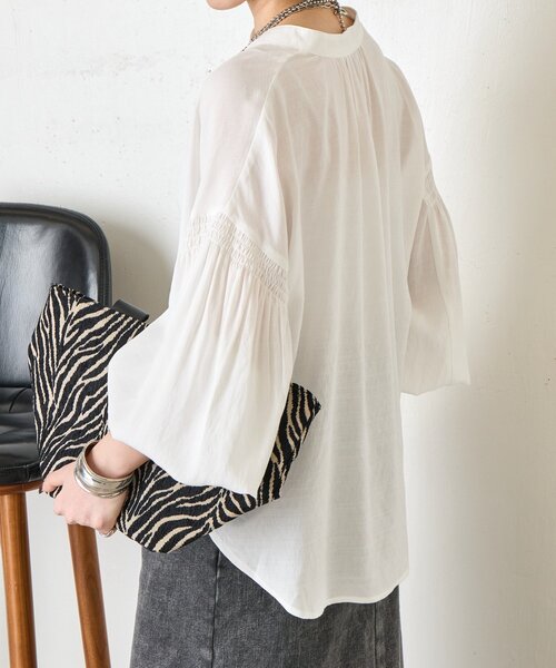 Jena espace merveilleux(ジェナ エスパスメルヴェイユ)の「袖シャーリングクルーブラウス(シャツ/ブラウス・レディース・ブラック/オフホワイト/ベージュ・FREE)」の20枚目の写真
