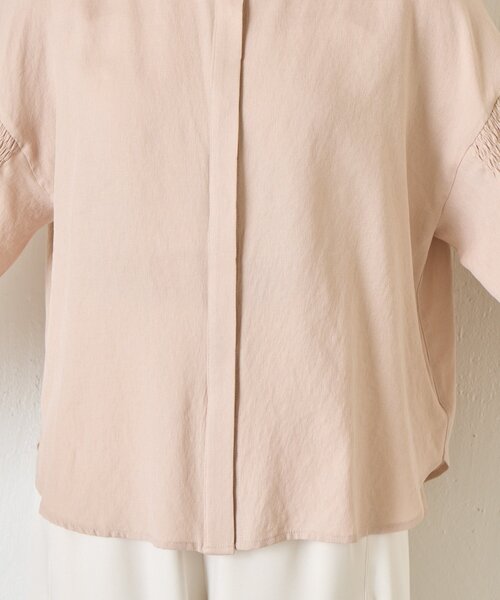 Jena espace merveilleux(ジェナ エスパスメルヴェイユ)の「袖シャーリングクルーブラウス(シャツ/ブラウス・レディース・ブラック/オフホワイト/ベージュ・FREE)」の4枚目の写真