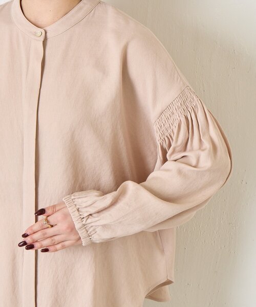 Jena espace merveilleux(ジェナ エスパスメルヴェイユ)の「袖シャーリングクルーブラウス(シャツ/ブラウス・レディース・ブラック/オフホワイト/ベージュ・FREE)」の6枚目の写真