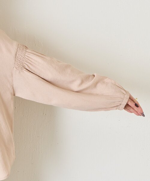 Jena espace merveilleux(ジェナ エスパスメルヴェイユ)の「袖シャーリングクルーブラウス(シャツ/ブラウス・レディース・ブラック/オフホワイト/ベージュ・FREE)」の7枚目の写真