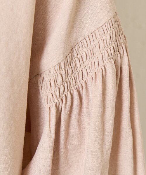 Jena espace merveilleux(ジェナ エスパスメルヴェイユ)の「袖シャーリングクルーブラウス(シャツ/ブラウス・レディース・ブラック/オフホワイト/ベージュ・FREE)」の8枚目の写真