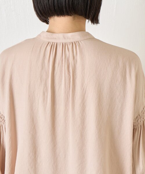 Jena espace merveilleux(ジェナ エスパスメルヴェイユ)の「袖シャーリングクルーブラウス(シャツ/ブラウス・レディース・ブラック/オフホワイト/ベージュ・FREE)」の9枚目の写真