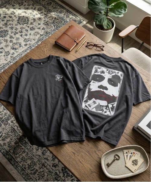 ALWAYS GOOD TIME（オルウェイズグッドタイム）の「【ＪＯＫＥＲ/ジョーカー】ＵＳＤ加工プリント半袖Ｔシャツ/Movie Tee（Tシャツ/カットソー・メンズ・アイボリー/ホワイト系その他/スミクロ/ブラック系その他・LL/L/M）」の3枚目の写真