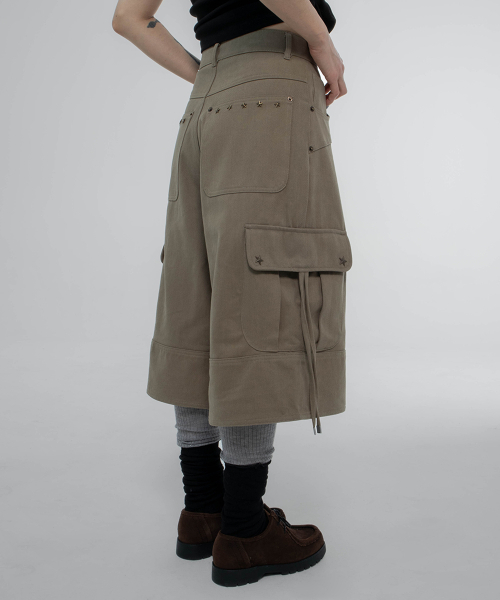 CHICKS(チックス)の「マルチスタッズカーゴバermudaパンツカーキベージュ(その他パンツ・レディース・ベージュ・ONE/TWO)」の1枚目の写真