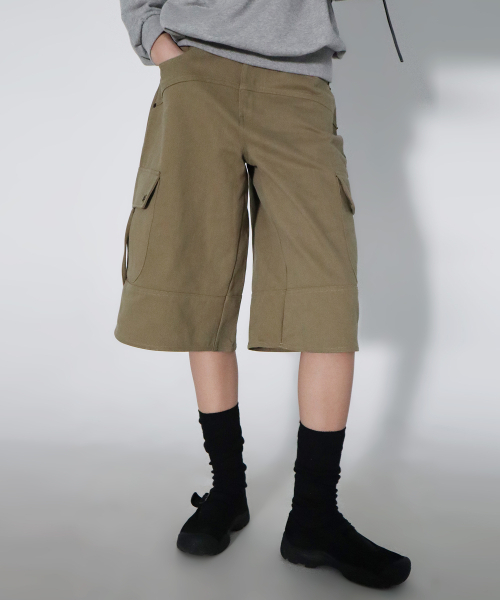 CHICKS(チックス)の「マルチスタッズカーゴバermudaパンツカーキベージュ(その他パンツ・レディース・ベージュ・ONE/TWO)」の4枚目の写真