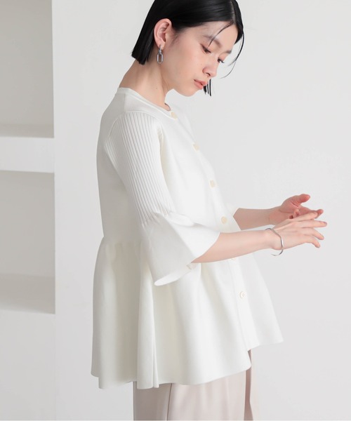 for/c(フォーシー)の「ペプラムニットカーディガン【サスティナブル】(カーディガン/ボレロ・レディース・オフホワイト/ネイビー・M/L)」の6枚目の写真