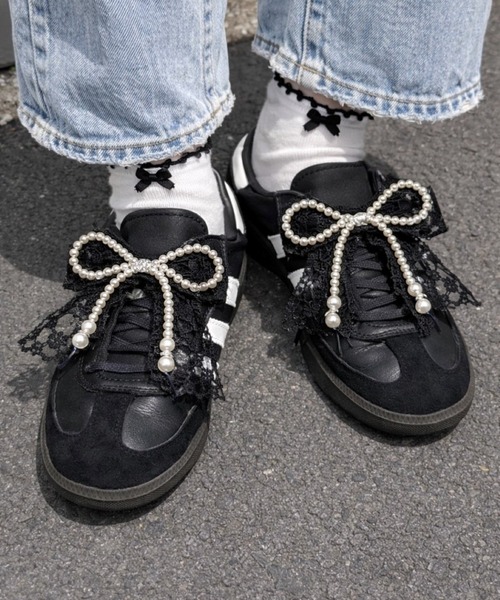 almo（アルモ）の「【Bls】【ZA】【Bling Leads】パール×レースリボン スニーカーアクセサリー(BL)（シューズアクセサリー・レディース・ブラック/ホワイト・FREE）」の2枚目の写真
