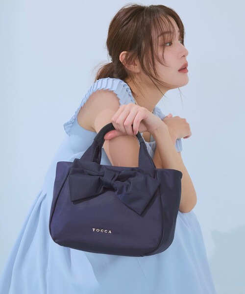 TOCCA(トッカ)の「RIBBON CUBE NYLON MINI TOTE ミニトートバッグ(トートバッグ・レディース・ブラック系/ピンク系/レッド系/ネイビー系・F)」の2枚目の写真