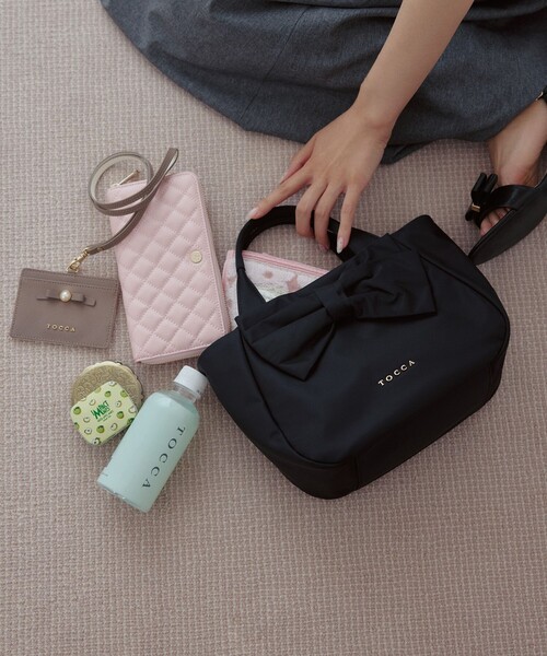 TOCCA(トッカ)の「RIBBON CUBE NYLON MINI TOTE ミニトートバッグ(トートバッグ・レディース・ブラック系/ピンク系/レッド系/ネイビー系・F)」の8枚目の写真