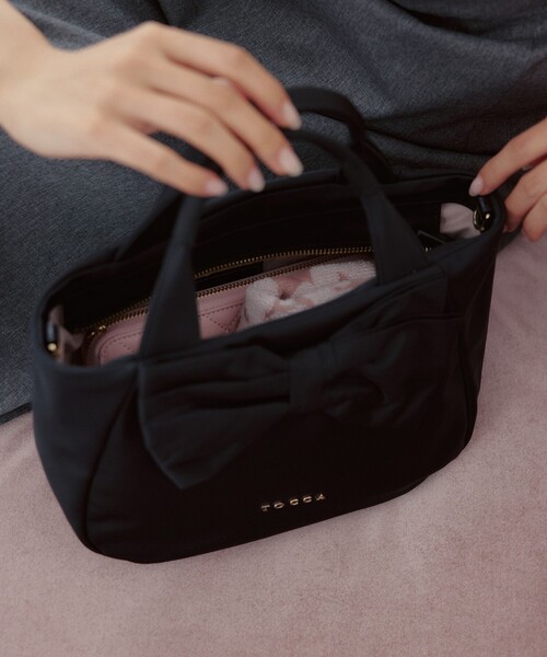 TOCCA(トッカ)の「RIBBON CUBE NYLON MINI TOTE ミニトートバッグ(トートバッグ・レディース・ブラック系/ピンク系/レッド系/ネイビー系・F)」の9枚目の写真