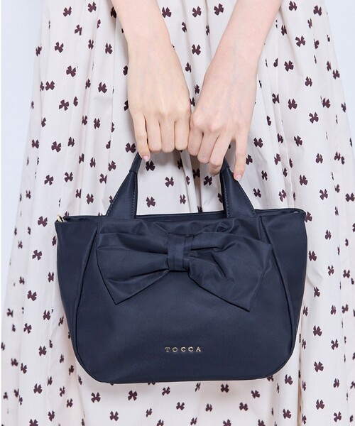 TOCCA(トッカ)の「RIBBON CUBE NYLON MINI TOTE ミニトートバッグ(トートバッグ・レディース・ブラック系/ピンク系/レッド系/ネイビー系・F)」の19枚目の写真