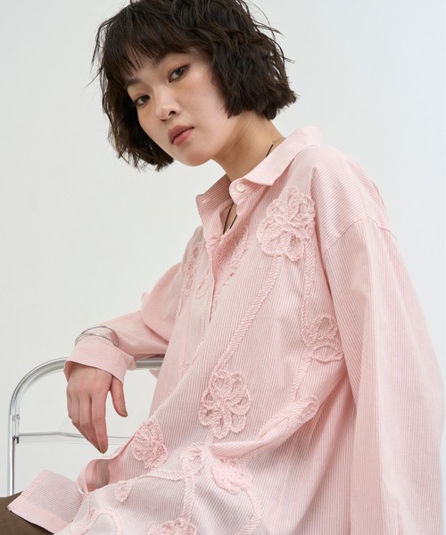 NUJOH(ヌゾ)の「Embroidery Stripe Relax Shirt / エンブロイダリーストライプリラックスシャツ(シャツ/ブラウス・レディース・ピンク/ライトブルー・FREE)」の2枚目の写真