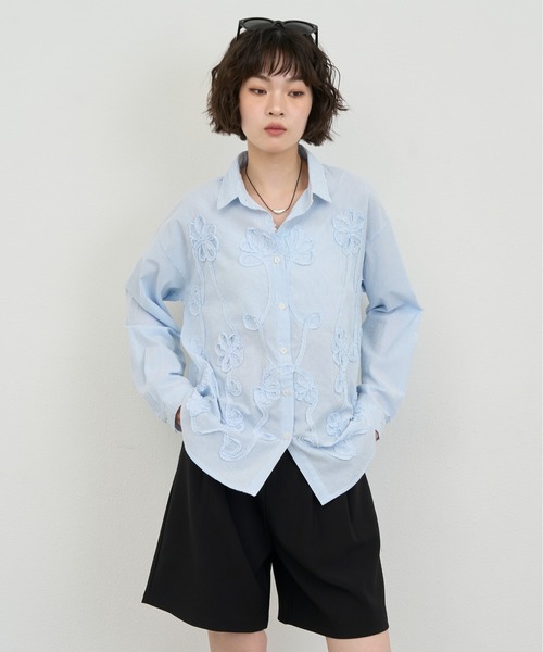 NUJOH(ヌゾ)の「Embroidery Stripe Relax Shirt / エンブロイダリーストライプリラックスシャツ(シャツ/ブラウス・レディース・ピンク/ライトブルー・FREE)」の1枚目の写真