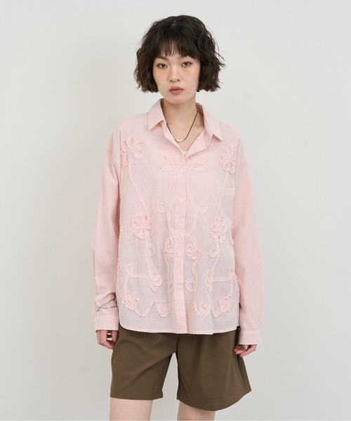 NUJOH(ヌゾ)の「Embroidery Stripe Relax Shirt / エンブロイダリーストライプリラックスシャツ(シャツ/ブラウス・レディース・ピンク/ライトブルー・FREE)」の3枚目の写真