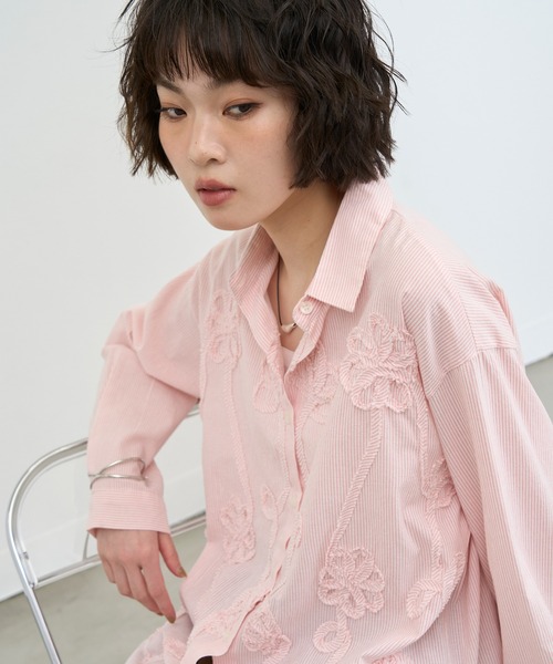 NUJOH(ヌゾ)の「Embroidery Stripe Relax Shirt / エンブロイダリーストライプリラックスシャツ(シャツ/ブラウス・レディース・ピンク/ライトブルー・FREE)」の13枚目の写真
