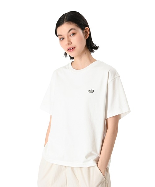 NEW BALANCE(ニューバランス)の「シューパッチショートスリーブ(Tシャツ/カットソー・レディース・ライトイエロー/ネイビー/モカ/オフホワイト・X-LARGE/LARGE/MEDIUM/SMALL)」の2枚目の写真
