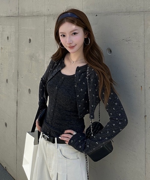 Alvia(アルビア)の「細見え ショート丈カーディガン×キャミ 2点セット(その他トップス・レディース・ダークグレー・M)」の6枚目の写真