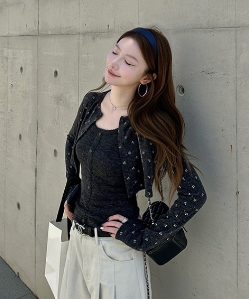 Alvia(アルビア)の「細見え ショート丈カーディガン×キャミ 2点セット(その他トップス・レディース・ダークグレー・M)」の8枚目の写真