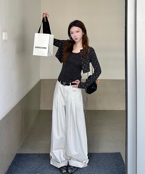 Alvia(アルビア)の「細見え ショート丈カーディガン×キャミ 2点セット(その他トップス・レディース・ダークグレー・M)」の11枚目の写真